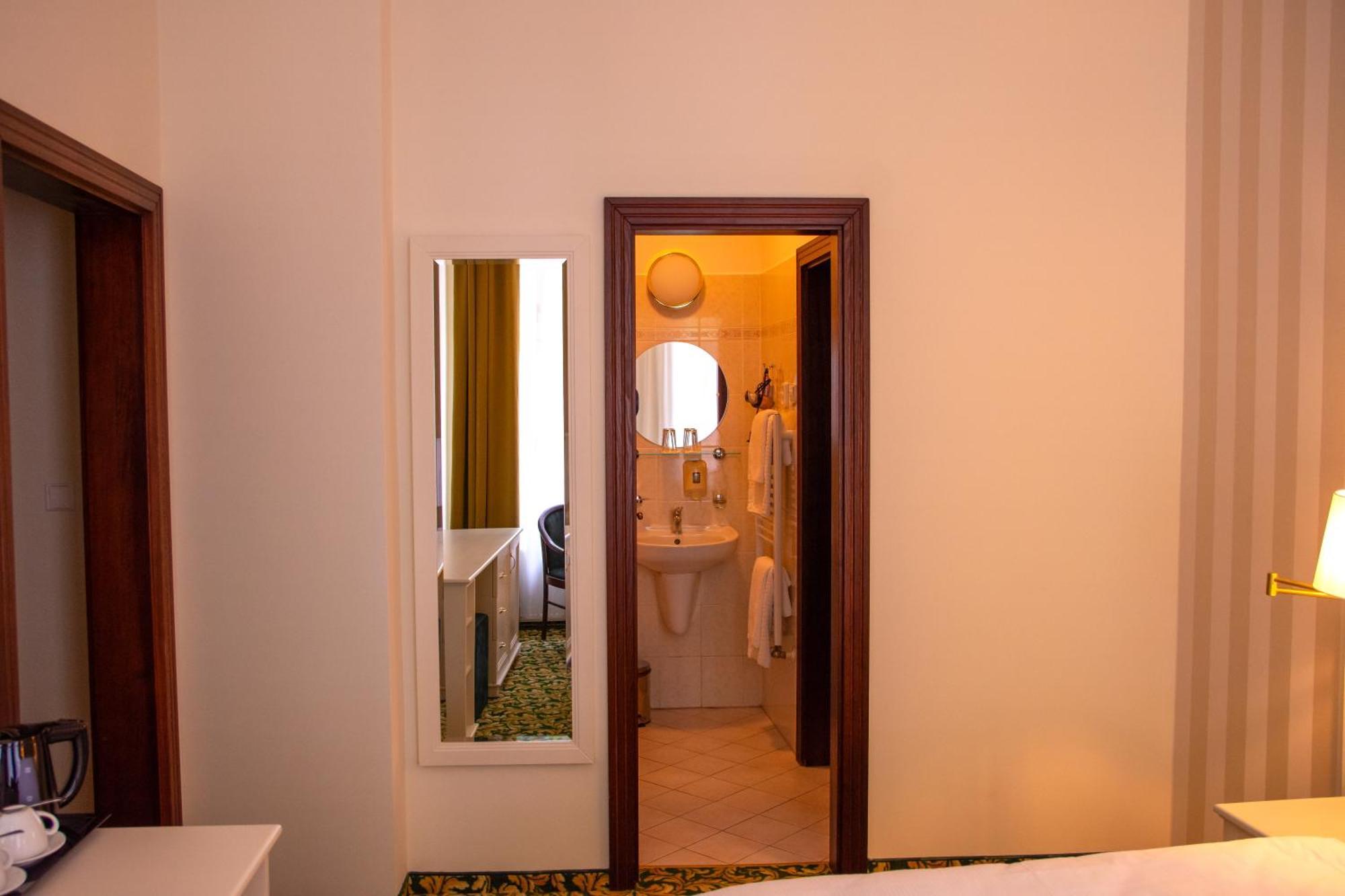 Ea Hotel Elefant Karlovy Vary Bagian luar foto